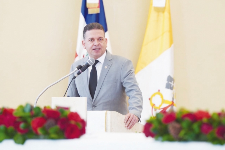 El Lic. Rafael Cruz, director del Centro de Desarrollo y Competitividad Industrial, se dirige a los presentes.