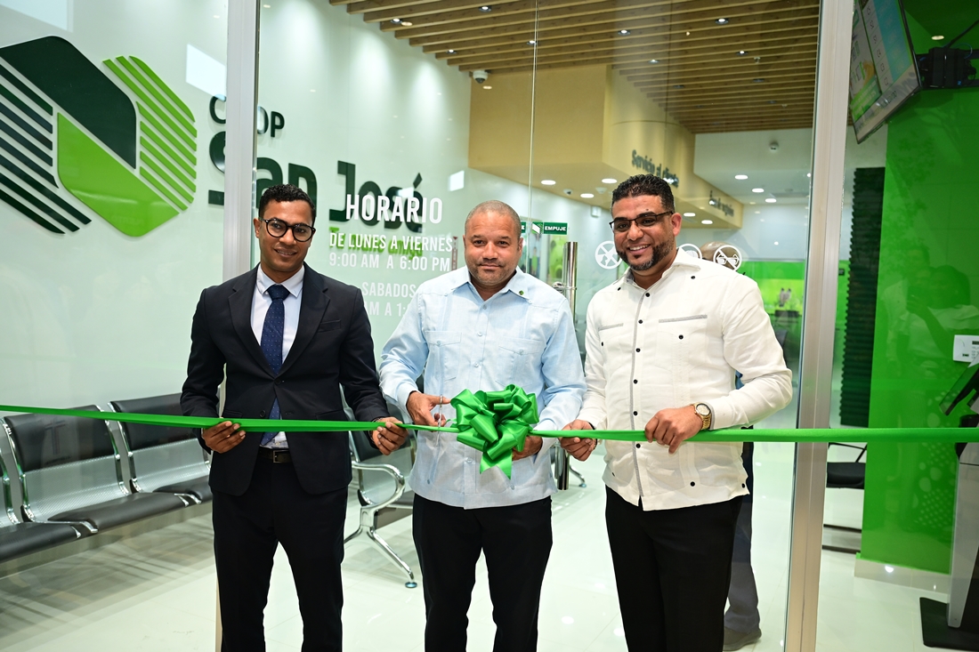 El Dr. Piero Espinal Estévez, presidente del Consejo de Administración de Cooperativa San José, realiza el corte de cinta. A su izquierda el Lic. Melvin Rodríguez, Gerente General y a su derecha el Lic. Jelfry Cueto, coordinador de la recién inaugurada oficina.