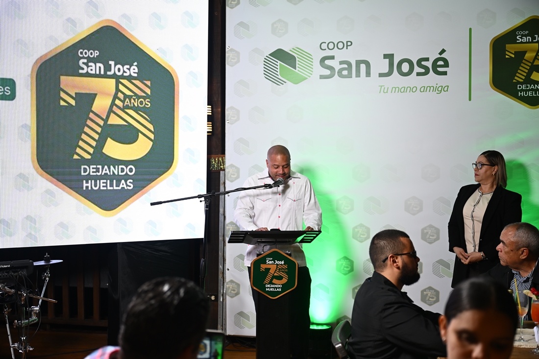 El Doctor Piero Espinal Estévez, presidente del Consejo de Administración, se dirige a los presentes.