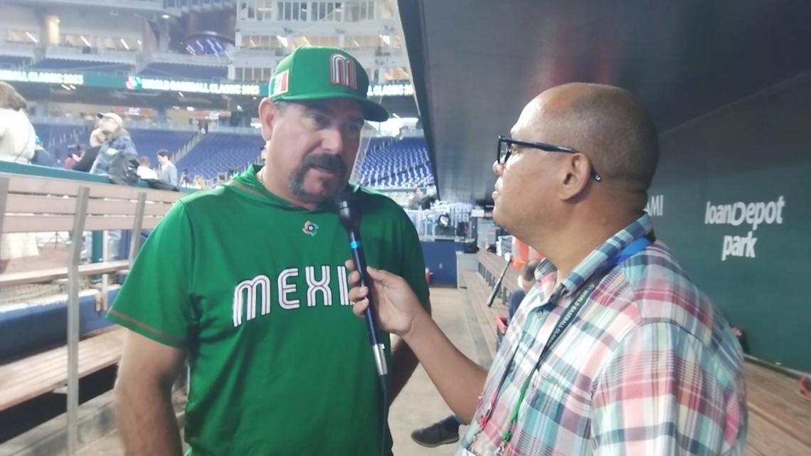 El dirigente de México, Benjamín Gil (Benji Gil), conversa con el Cronista Deportivo Carlos TATIS. Foto de archivo - WBC 2023 | www.elcanelazo.com