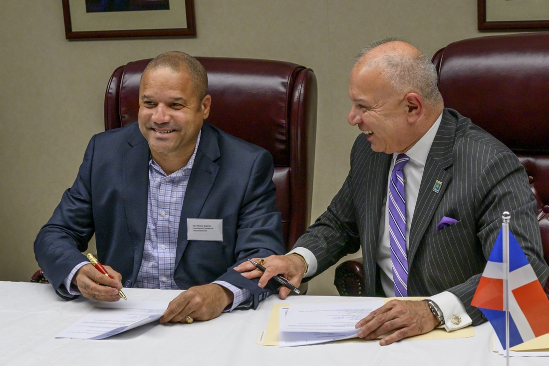 El Dr. Piero Espinal, presidente del Consejo de Administración de Cooperativa San José, firma el acuerdo 'Memorando de Entendimiento' con North Jersey Federal Credit Union.