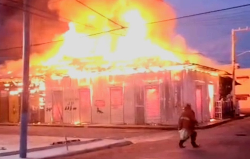 Sin pérdidas humanas: Incendio en el Municipio de Imbert, Puerto Plata, destruyó varios negocios.