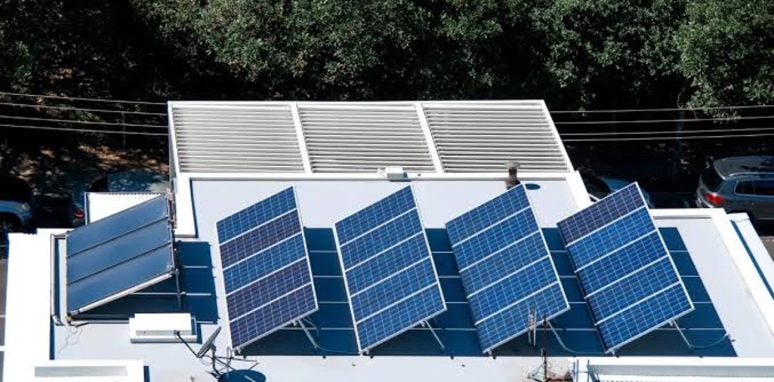 En la imagen se observa un proyecto de Paneles Solares por inyección.