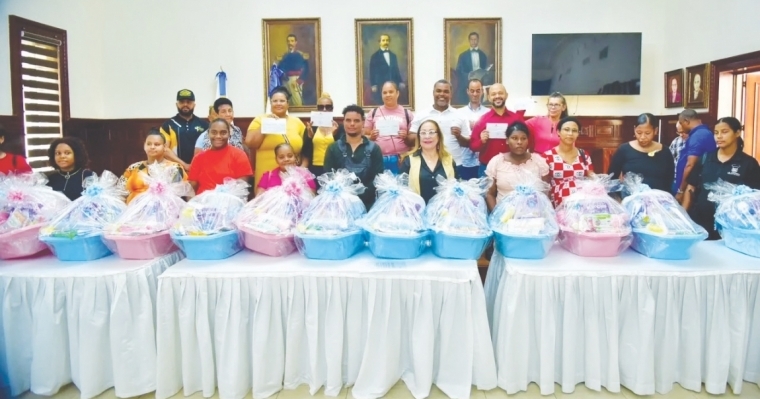 La Licda. Rosa Santos, gobernadora de Santiago, comparte con los beneficiados