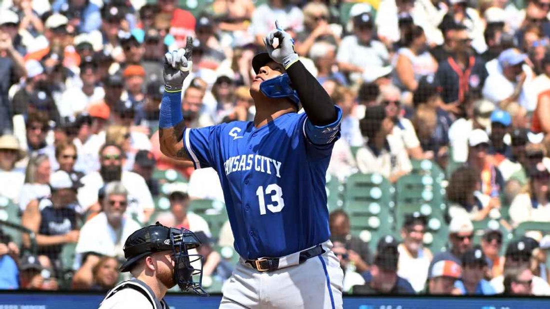 Salvador Pérez recibió una ovación del público en el Comerica Park después de que se anunció el récord.