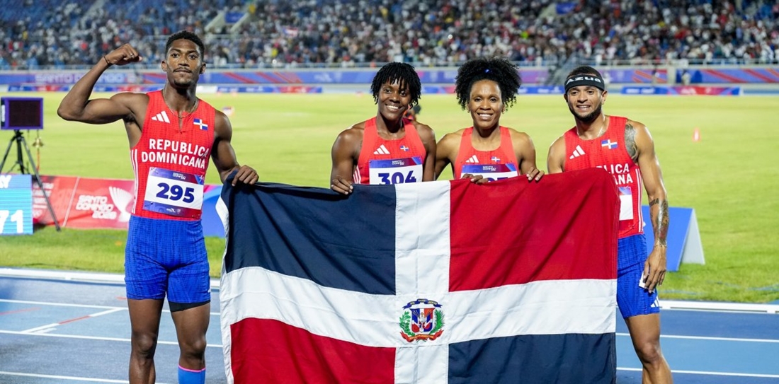 La cuarteta dominicana de relevo mixto 4x400, luego de ganar Oro en los XXV JCC. Foto  | Fuente externa