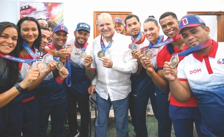 El alcalde de Santiago Ulises Rodríguez, junto a los deportitas santiagueros ganadores de medallas en los XXV Juegos Centroamericanos y del Caribe Santo Domingo 2026