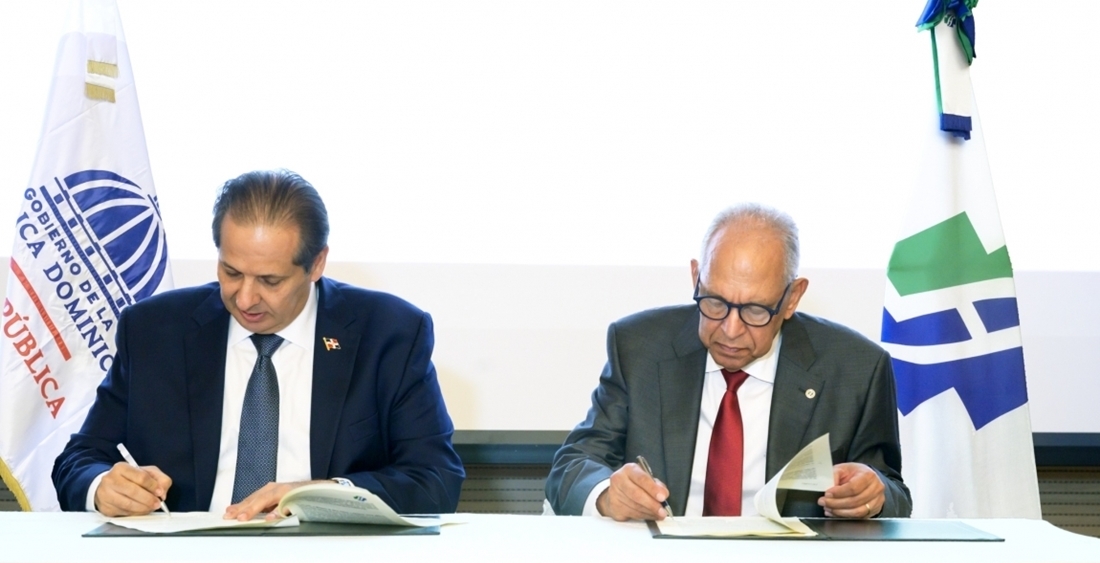 Momentos en que los doctores Víctor Atallah y Rafael Sánchez firman el acuerdo. Foto | Carlos CHICON