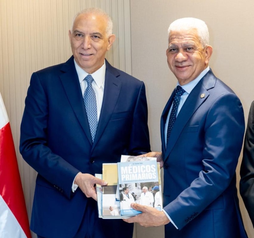 El doctor Ramón Tallaj entrega al presidente del Senado, Ricardo de los Santos, una colección de libros que destaca la importante labor de los médicos de atención primaria en beneficio de la comunidad.