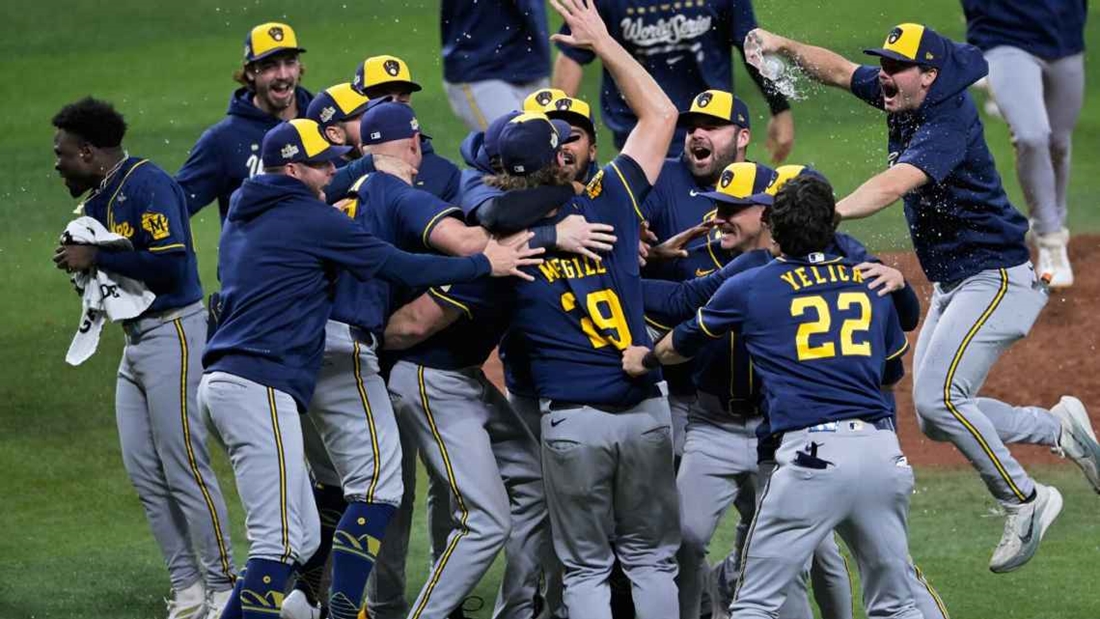 Los Cerveceros de Milwaukee celebran su primer título en Grandes Ligas desde que llegaron en 1969.